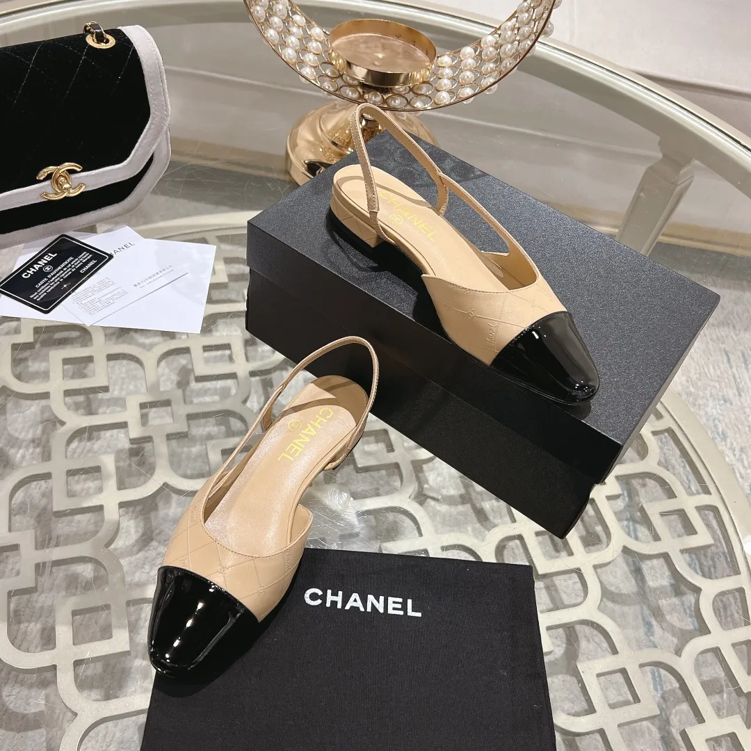 👟👟Ex-factory price 540👟👟 CHANEL Xiangjia 24vs spring and summer new fashion sandals series... Chanel is a very comprehensive noble fashion lifestyle brand. The same models are sold by major fashion bloggers and celebrities in Hong Kong, the United States, and other countries. They are simply beautiful. I fall in love with elegance and the playful sense of the future. I want to own them right away just by looking at them. But you can really think about a pair of exquisite high heels. This series is specially designed for extraordinary and indifferent ladies to create a unique overall effect. CHANEL designs products that inspire women to move forward and highlight their charm... 1️⃣Material: Original customized patent leather + imported sheepskin 2️⃣Inner lining: Original customized imported sheepskin 3️⃣Feet: Original customized imported sheepskin 4️⃣Outsole: Genuine leather sole imported from Italy 5️⃣Heel height: 2.5cm/6.5cm/9cm 6️⃣Number: 34-43 (34.40.41.42.43 customization is not returnable) 7️⃣Packaging: The latest and exquisite full set of packaging at the counter
